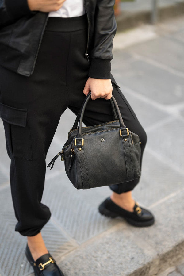 Divina Nera donna Barone firenze